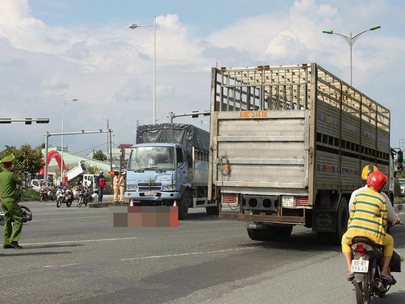 Lao vào xe tải, nam thanh niên tử vong giữa giao lộ ảnh 1 Lao vào xe tải, nam thanh niên tử vong giữa giao lộ ảnh 1