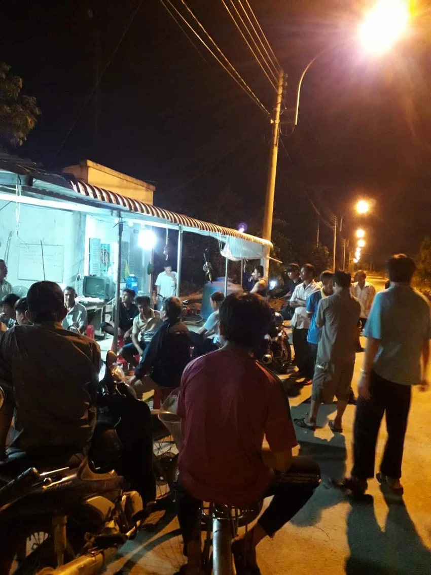 Dân chặn xe phế thải để phản đối nhà máy gây ô nhiễm ảnh 2