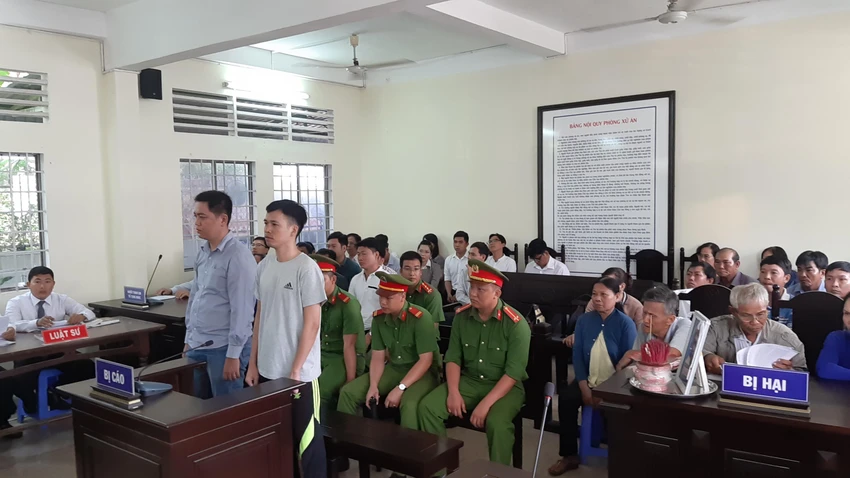 Đang xét xử 2 cựu công an viên đánh chết người vi phạm ảnh 2 Đang xét xử 2 cựu công an viên đánh chết người vi phạm ảnh 2