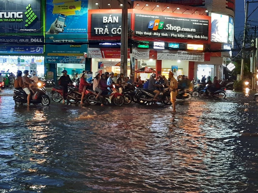 Cần Thơ ngập nặng ngày cuối tuần ảnh 12 Cần Thơ ngập nặng ngày cuối tuần ảnh 12