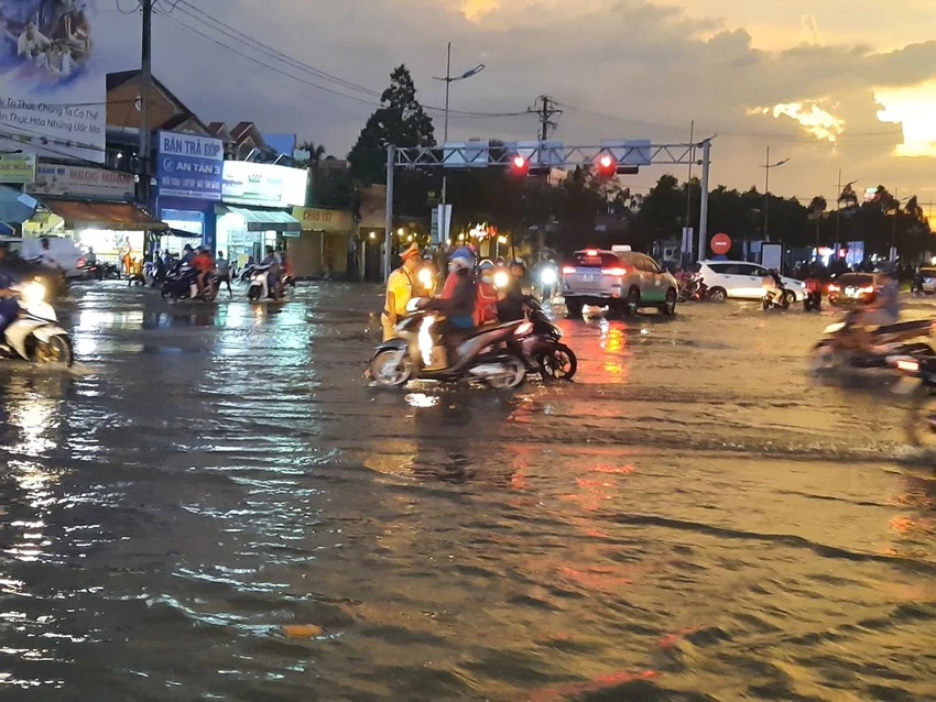 Cần Thơ ngập nặng ngày cuối tuần ảnh 7 Cần Thơ ngập nặng ngày cuối tuần ảnh 7