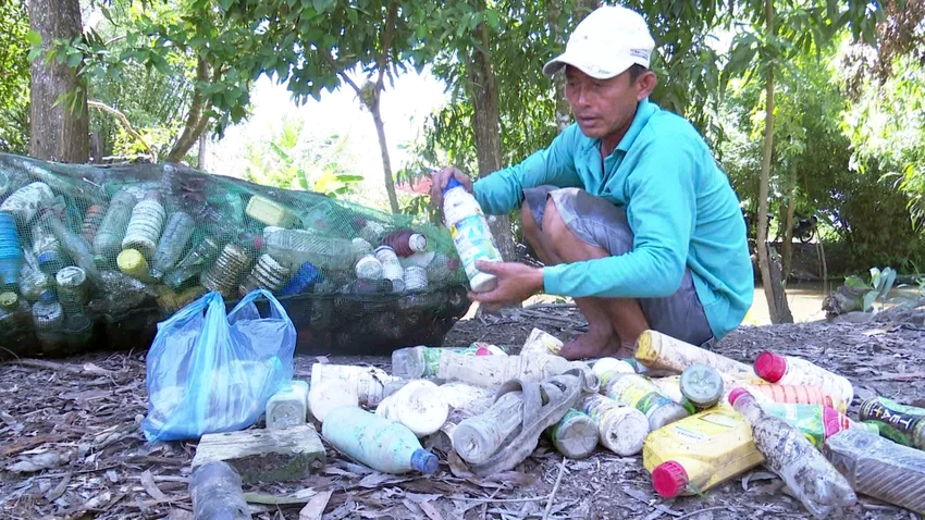 Độc đáo bè qua sông làm bằng vỏ chai thuốc bảo vệ thực vật ảnh 3 Độc đáo bè qua sông làm bằng vỏ chai thuốc bảo vệ thực vật ảnh 3