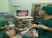 BS 'vật lộn' gắp chiếc ốc vít siêu nhọn trong ruột bé 2 tuổi