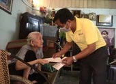 Báo Pháp Luật TP.HCM tặng quà cho người bán vé số ở Cần Thơ
