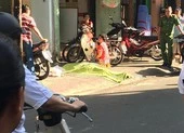 Mẹ gào khóc bên thi thể con trai rơi lầu ở quận 5