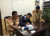 CSGT trao trả ví tiền 15 triệu đồng cho khổ chủ 