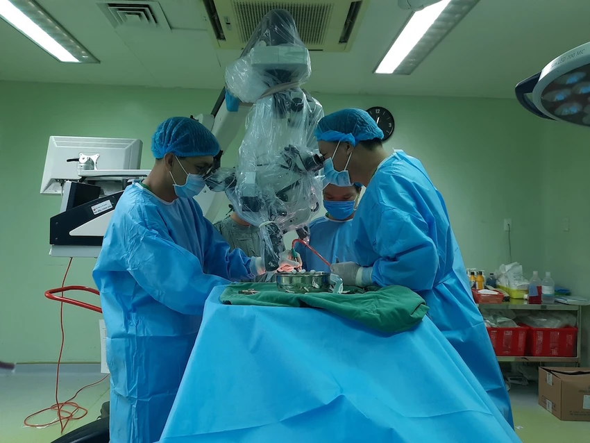 Khối u qua ảnh chụp MRI và các bác sĩ đang tiến hành phẫu thuật cắt khối u qua kính hiển vi. Ảnh: HD 2