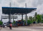 Kế toán trạm thu phí lấy tiền bán vé đi đánh bạc