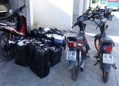 Nhóm buôn lậu tông thẳng xe công an để bỏ trốn