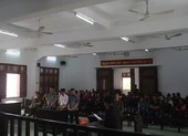 Cả bàn nhậu kéo sang đánh vì nhóm kế bên hay nhìn