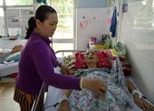 Nghề nuôi bệnh 'cứu' những gia đình neo đơn