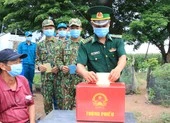 Cần Thơ: Mang hòm phiếu đến tận giường cho bệnh nhân bỏ phiếu ảnh 6 Biên phòng An Giang vừa bám chốt biên giới vừa bầu cử
