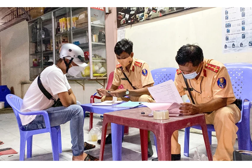Tổ tuần tra lập biên bản vi phạm hành chính đối với người vi phạm. Ảnh: CACC Tổ tuần tra lập biên bản vi phạm hành chính đối với người vi phạm. Ảnh: CACC