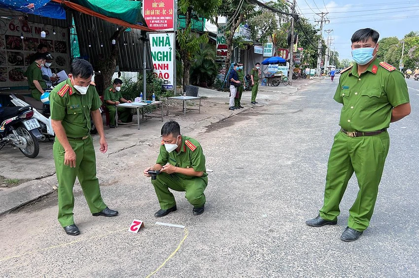 Công an khám nghiệm hiện trường vụ án mạng. Ảnh: CACC Công an khám nghiệm hiện trường vụ án mạng. Ảnh: CACC