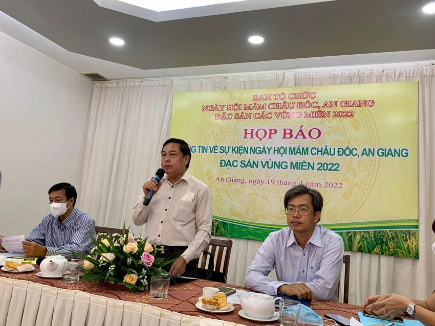 Ông Lê Trung Hiếu, Giám đốc Trung tâm Xúc tiến Thương mại và Đầu tư An Giang thông tin về Ngày hội Mắm Châu Đốc, An Giang – Đặc sản các vùng miền năm 2022. Ảnh: HD