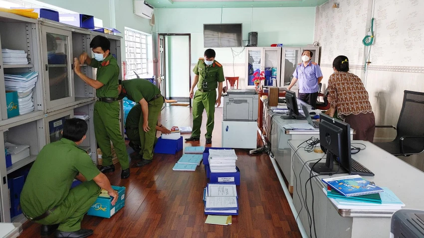Công an khám xét nơi làm việc của bị can. Ảnh: QUỲNH MINH Công an khám xét nơi làm việc của bị can. Ảnh: QUỲNH MINH