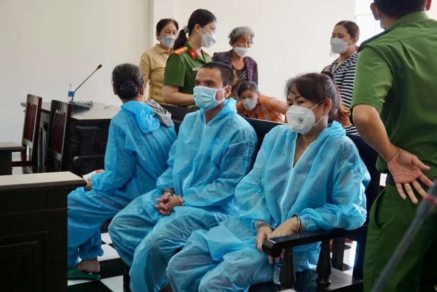 Các bị cáo tại toà, bị cáo Trần Thị Vàng (phải). Ảnh: HD