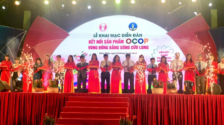 Các đại biểu cắt băng khai mạc Diễn đàn Kết nối sản phẩm OCOP vùng đồng bằng sông Cửu Long “Liên kết cùng phát triển - Đồng Tháp 2022”. Ảnh: HD Các đại biểu cắt băng khai mạc Diễn đàn Kết nối sản phẩm OCOP vùng đồng bằng sông Cửu Long “Liên kết cùng phát triển - Đồng Tháp 2022”. Ảnh: HD