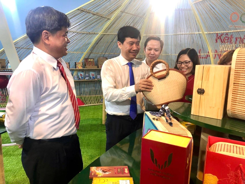 Chủ tịch UBND tỉnh Đồng Tháp ông Phạm Thiện Nghĩa và lãnh đạo Bộ NN&PTNT tham quan các gian hàng trưng bày sản phẩm tại sự kiện. Ảnh: HD Chủ tịch UBND tỉnh Đồng Tháp ông Phạm Thiện Nghĩa và lãnh đạo Bộ NN&PTNT tham quan các gian hàng trưng bày sản phẩm tại sự kiện. Ảnh: HD