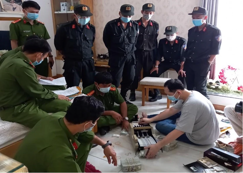 Công an khám xét tiệm vàng Trương Hưng. Ảnh: CACC
