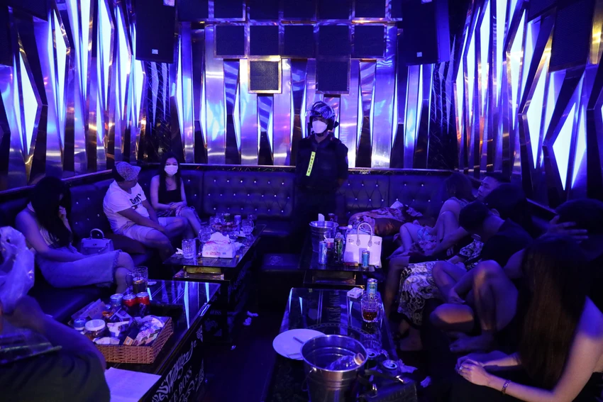 Lực lượng kiểm tra quán karaoke trong khách sạn phát hiện nhiều người dương tính ma tuý. Ảnh: CACC