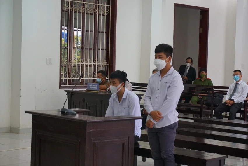 Trần Thành Dinh (đứng) và Nguyễn Hữu Nhân tại toà. Ảnh: HD