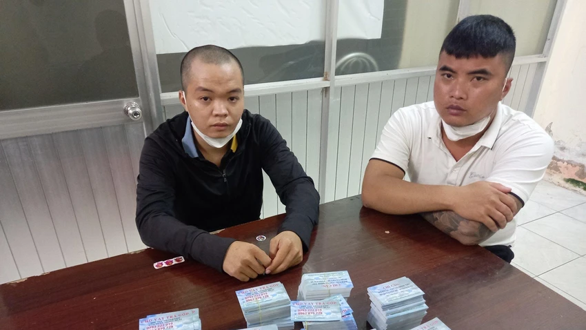 Hai người rải tờ rơi cho vay tiền bị Công an xã Giai Xuân, huyện Phong Điền bắt quả tang. Ảnh: CACC Hai người rải tờ rơi cho vay tiền bị Công an xã Giai Xuân, huyện Phong Điền bắt quả tang. Ảnh: CACC