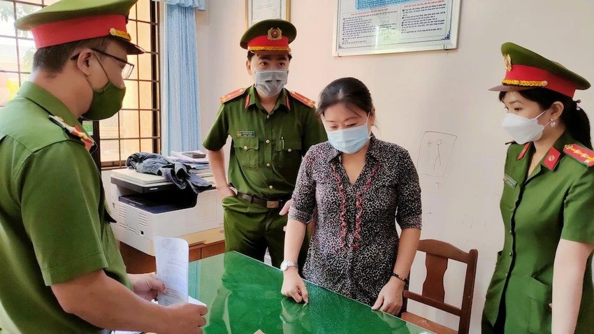 Công an triển khai lệnh bắt tạm giam bị can Lê Thị Mỹ Hồng. Ảnh: CACC Công an triển khai lệnh bắt tạm giam bị can Lê Thị Mỹ Hồng. Ảnh: CACC