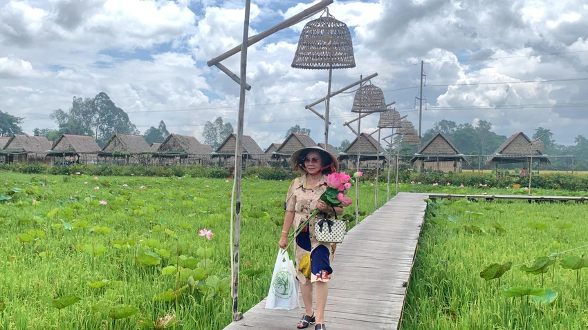 Khu du lịch sinh thái Mỹ Phước Thành (Đồng Tháp) thu hút được nhiều du khách đến tham quan, check in.