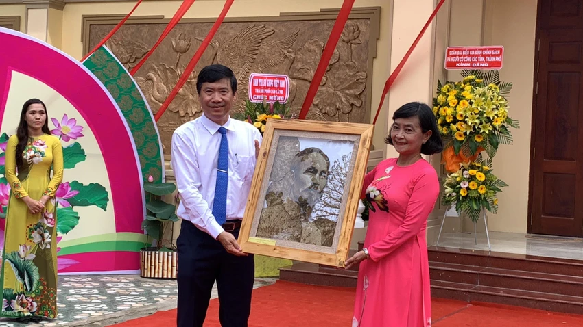 Chủ tịch UBND tỉnh Đồng Tháp ông Phạm Thiện Nghĩa tặng ảnh chân dung Chủ tịch Hồ Chí Minh được làm bằng lá sen cho Nhà trưng bày. Chủ tịch UBND tỉnh Đồng Tháp ông Phạm Thiện Nghĩa tặng ảnh chân dung Chủ tịch Hồ Chí Minh được làm bằng lá sen cho Nhà trưng bày.
