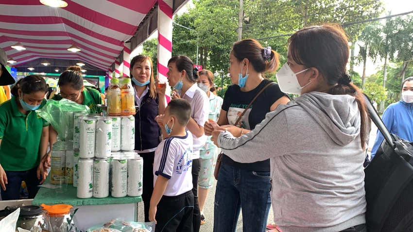 Khách tham quan thưởng thức sản phẩm OCOP từ sen. Ảnh: HD Khách tham quan thưởng thức sản phẩm OCOP từ sen. Ảnh: HD
