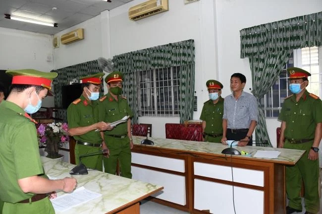 Công an đọc lệnh bắt bị can Trần Đắc Thanh, phó giám đốc Sở y tế Trà Vinh. Ảnh: CACC Công an đọc lệnh bắt bị can Trần Đắc Thanh, phó giám đốc Sở y tế Trà Vinh. Ảnh: CACC