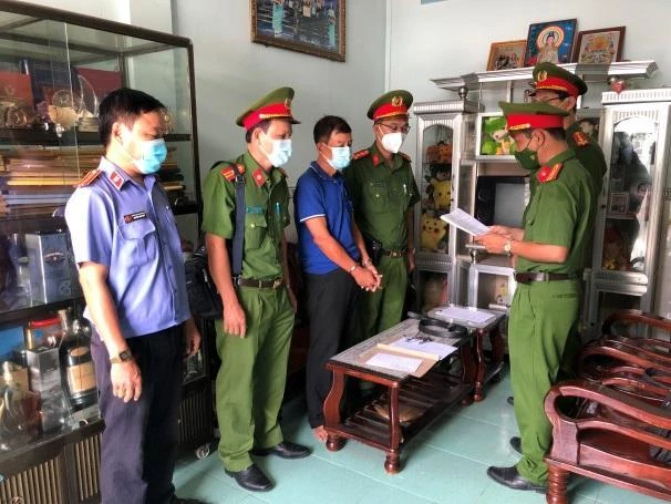 Công an thi hành lệnh bắt bị can Nguyễn Văn Lơ. Ảnh: CACC Công an thi hành lệnh bắt bị can Nguyễn Văn Lơ. Ảnh: CACC