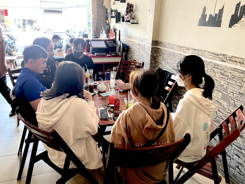 Một số sinh viên tố bị 1 thanh niên lừa làm hồ sơ mua hàng trả góp giúp chạy doanh số. Ảnh: HD Một số sinh viên tố bị 1 thanh niên lừa làm hồ sơ mua hàng trả góp giúp chạy doanh số. Ảnh: HD