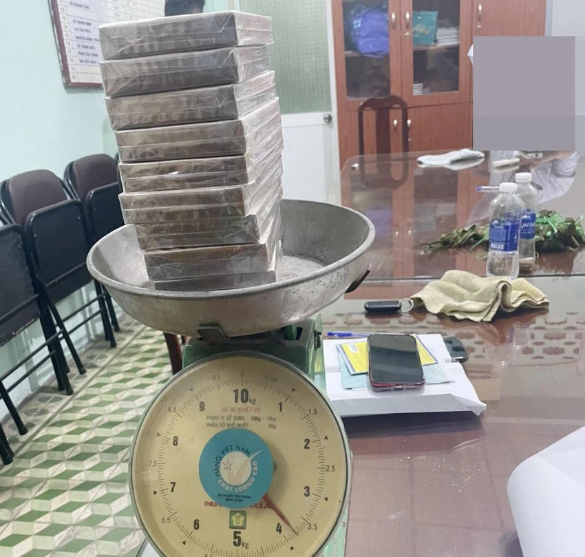 10 bánh heroin, trọng lượng 3,6 kg thu giữ được 10 bánh heroin, trọng lượng 3,6 kg thu giữ được
