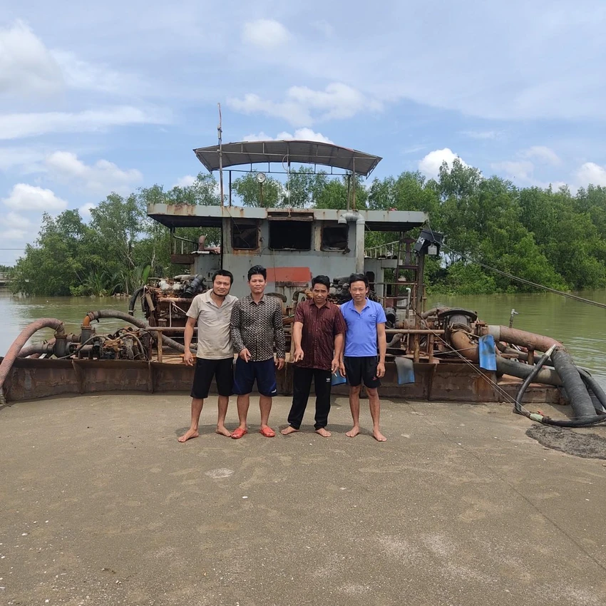 Các thuyền viên trong đường dây khai thác cát trái phép Các thuyền viên trong đường dây khai thác cát trái phép