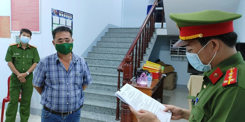 Công an đọc lệnh khởi tố bị can đối với Ngô Phú Cường về tội rửa tiền. Ảnh: QM Công an đọc lệnh khởi tố bị can đối với Ngô Phú Cường về tội rửa tiền. Ảnh: QM