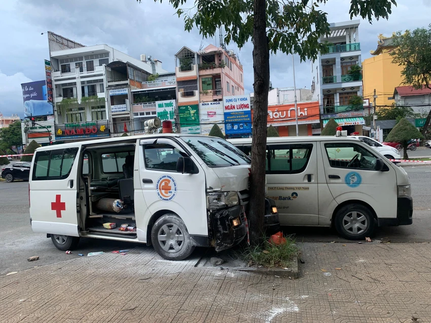 Chiếc xe cấp cứu do Nhu điều khiển tông vào cây. Ảnh: HD Chiếc xe cấp cứu do Nhu điều khiển tông vào cây. Ảnh: HD