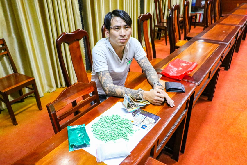 Võ Tuấn Khanh cùng số ma tuý bị bắt quả tang. Ảnh: CACC