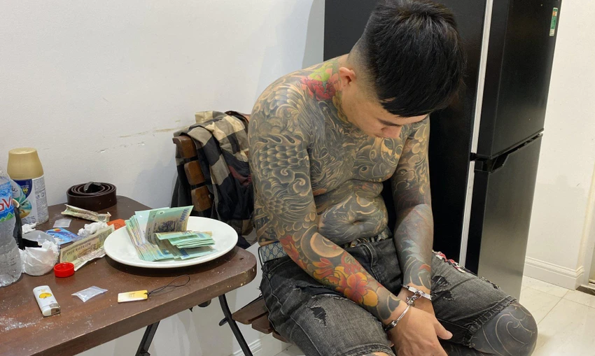 Phạm Duy Khánh cùng tang vật Phạm Duy Khánh cùng tang vật