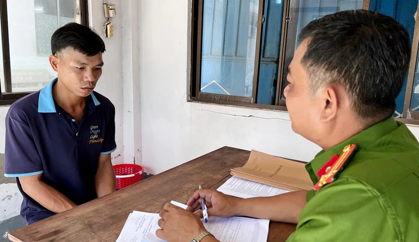 Công an lấy lời khai Dương Văn Nhật Nam. Ảnh: CACC