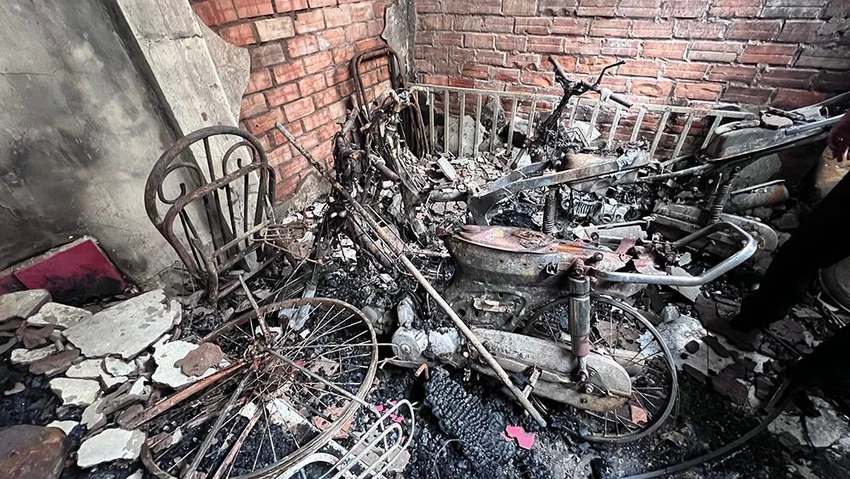 Lửa đã thiêu cháy 70% căn nhà. Ảnh: CA Lửa đã thiêu cháy 70% căn nhà. Ảnh: CA