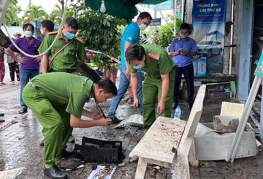 Công an đang khám nghiệm hiện trường điều tra nguyên nhân vụ hỏa hoạn. Ảnh: CA Công an đang khám nghiệm hiện trường điều tra nguyên nhân vụ hỏa hoạn. Ảnh: CA
