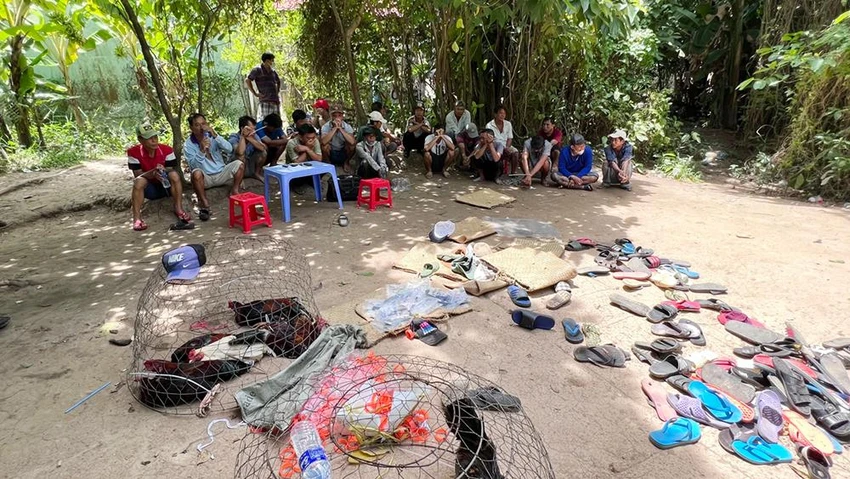 Những người chơi đá gà ăn tiền bị bắt quả tang cùng nhiều tang vật Những người chơi đá gà ăn tiền bị bắt quả tang cùng nhiều tang vật