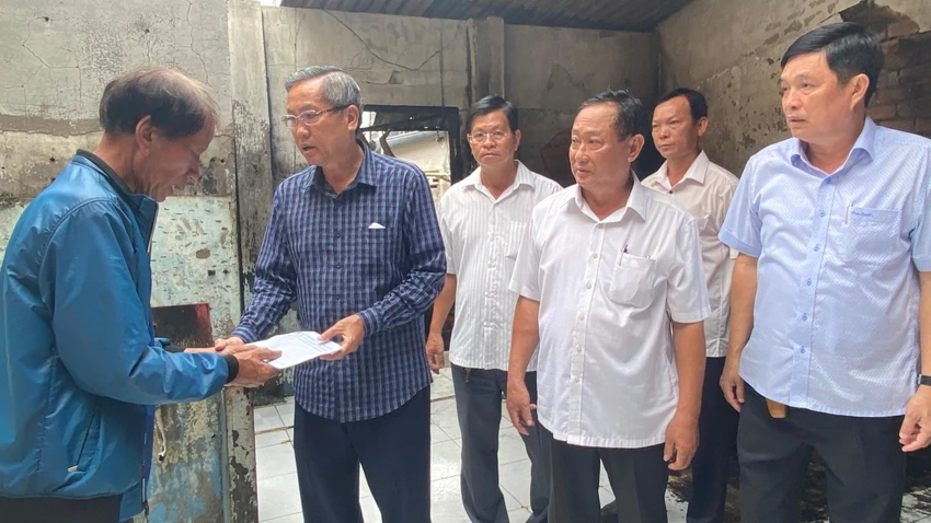 Ông Lê Văn Nưng, Phó Bí thư thường trực Tỉnh ủy, Chủ tịch HĐND tỉnh An Giang trao hỗ trợ cho gia đình bị hỏa hoạn. Ảnh: HD Ông Lê Văn Nưng, Phó Bí thư thường trực Tỉnh ủy, Chủ tịch HĐND tỉnh An Giang trao hỗ trợ cho gia đình bị hỏa hoạn. Ảnh: HD