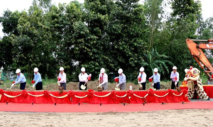 Đại biểu thực hiện nghi thức khởi công Dự án ĐT.857 Đại biểu thực hiện nghi thức khởi công Dự án ĐT.857