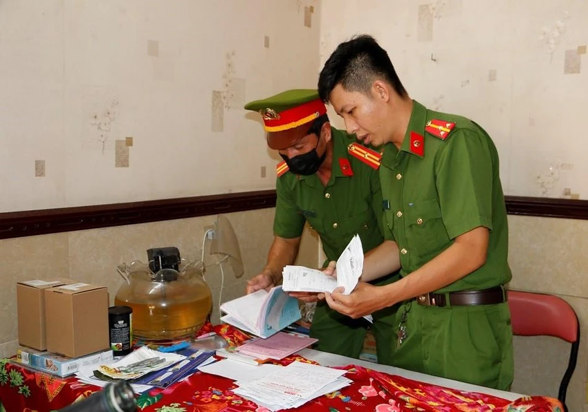 Công an khám xét nhà các bị can. Công an khám xét nhà các bị can.