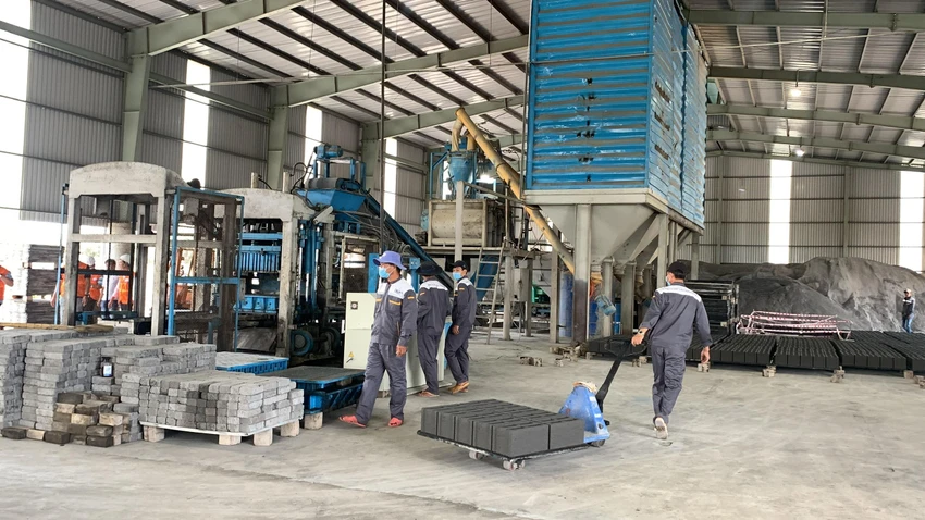 Sản xuất gạch từ tro xỉ trong khu vực Nhà máy Nhiệt điện Duyên Hải (Trà Vinh) Sản xuất gạch từ tro xỉ trong khu vực Nhà máy Nhiệt điện Duyên Hải (Trà Vinh)