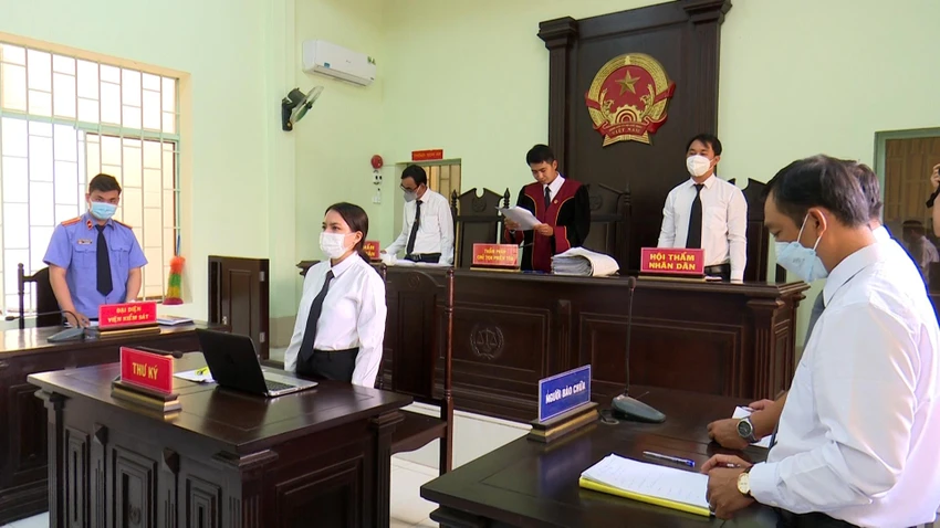 Tòa tuyên các bị cáo phạm tội chống người thi hành công vụ. Ảnh: QM Tòa tuyên các bị cáo phạm tội chống người thi hành công vụ. Ảnh: QM