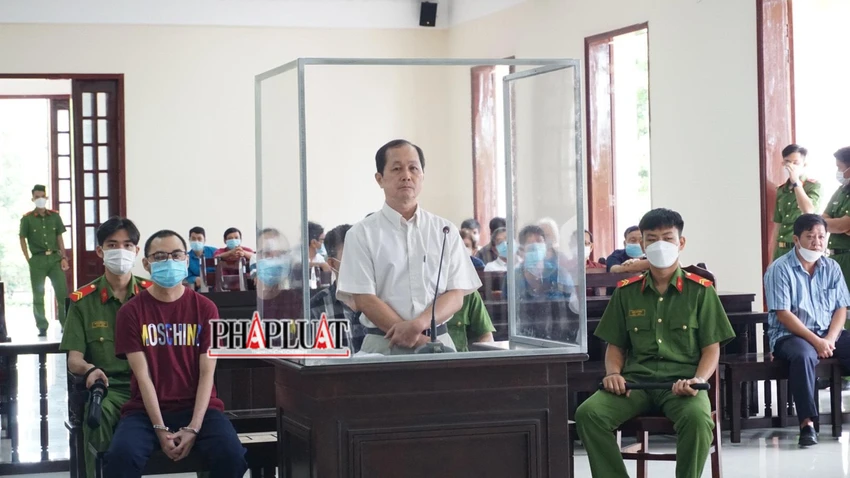 Bị cáo Phạm Phú Lộc (áo trắng, đứng) tại tòa. Ảnh: HD